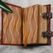 Load image into Gallery viewer, Shakespeare, William. Romeo and Juliet. >>MINIATURE book<<Publication Date: 1904 Condition: Very Good.