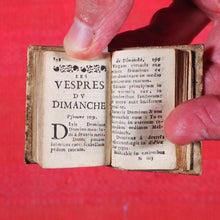 Load image into Gallery viewer, Heures de Cour contenant les sept offices de la semaine. Les 7 pseaumes, Vespres, Hymns &amp; Les Litan avec les Prieres du matin &amp; du soir &amp; les Oraisons devant et apres le Commun. Publication Date: 1676 CONDITION: VERY GOOD
