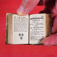 Load image into Gallery viewer, Heures de Cour contenant les sept offices de la semaine. Les 7 pseaumes, Vespres, Hymns &amp; Les Litan avec les Prieres du matin &amp; du soir &amp; les Oraisons devant et apres le Commun. Publication Date: 1676 CONDITION: VERY GOOD
