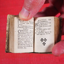 Load image into Gallery viewer, Heures de Cour contenant les sept offices de la semaine. Les 7 pseaumes, Vespres, Hymns &amp; Les Litan avec les Prieres du matin &amp; du soir &amp; les Oraisons devant et apres le Commun. Publication Date: 1676 CONDITION: VERY GOOD
