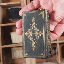 Load image into Gallery viewer, La Divina Comedia. &gt;&gt;PICKERING&#39;S DIAMOND CLASSICS, MINIATURE BOOK&lt;&lt; Dante, Alighieri. Publication Date: 1823 CONDITION: VERY GOOD
