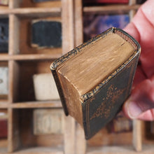 Load image into Gallery viewer, La Divina Comedia. &gt;&gt;PICKERING&#39;S DIAMOND CLASSICS, MINIATURE BOOK&lt;&lt; Dante, Alighieri. Publication Date: 1823 CONDITION: VERY GOOD
