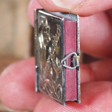 Load image into Gallery viewer, Kleinste Wiener Kochbuch der Welt, Das. &gt;&gt;MINIATURE COOKBOOK&lt;&lt; Publication Date: 1905 CONDITION: VERY GOOD
