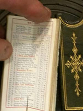 Load image into Gallery viewer, De La Rue&#39;s Improved Red Letter Calendar, Finger Shape. &gt;&gt;MINIATURE BOOK&lt;&lt;
